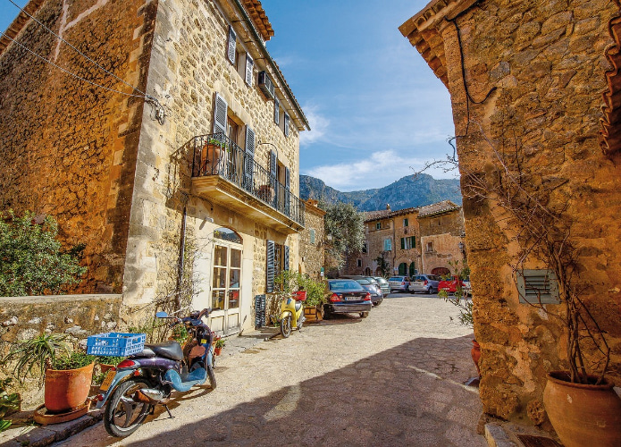 Image of the cobbled streets of the village of Deià, near Banyalbufar.