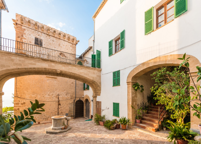 Image of the inner courtyard of the Sa Baronia hostel in Banyalbufar