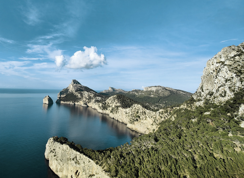 Photograph of one of the stretches of the Serra de Tramuntana that forms part of the GR-221.