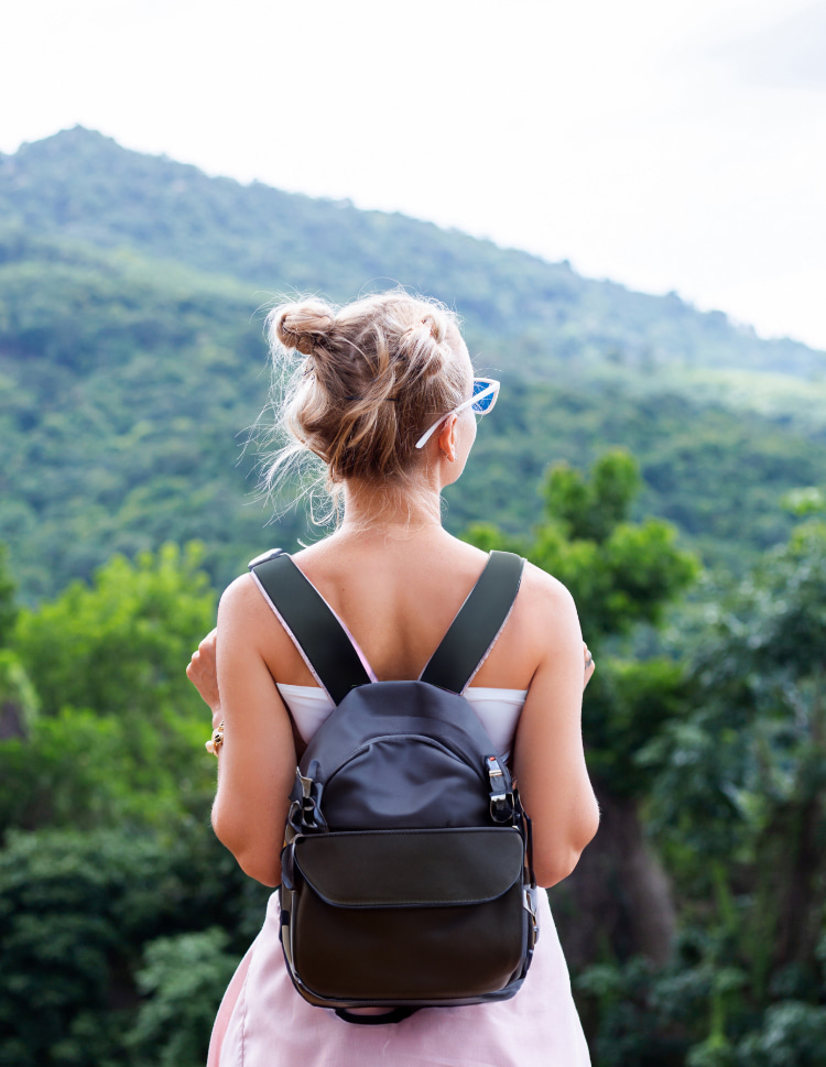 Chica admirando las montañas de Banyalbufar, MallorcaGirl admiring the mountains of Banyalbufar, Mallorca