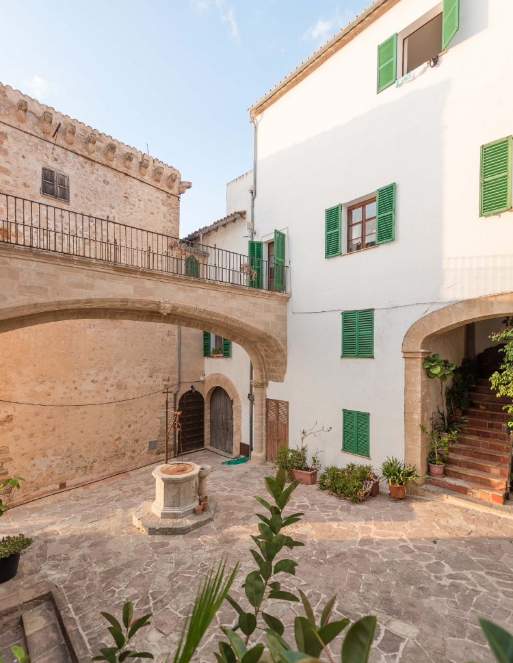 General view of one of the most historic corners of the Hostal.